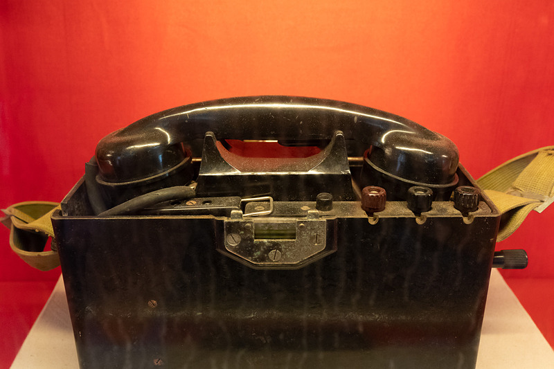 いわゆる北爆が行なわれるなかで使われたのであろう地下の司令室。周囲には当時の物品が数多く並んでいるが、電気製品の多くは銘板にキリル文字が記されている