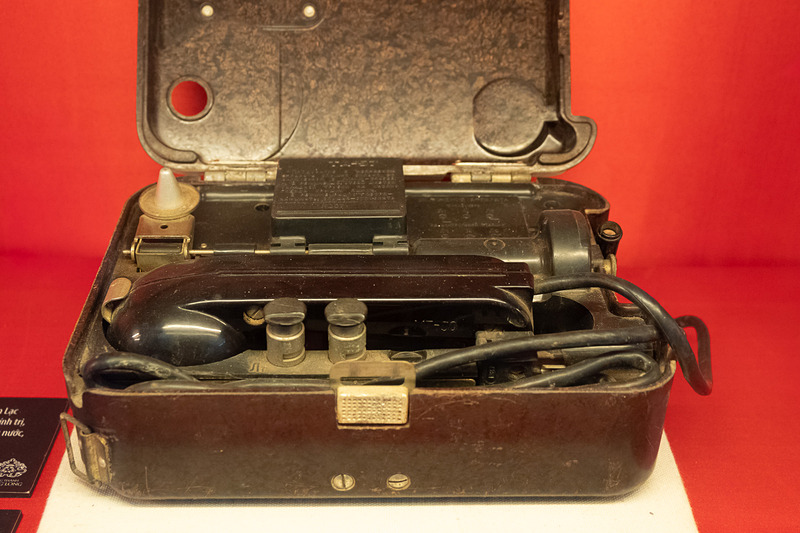 いわゆる北爆が行なわれるなかで使われたのであろう地下の司令室。周囲には当時の物品が数多く並んでいるが、電気製品の多くは銘板にキリル文字が記されている