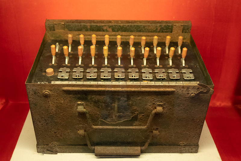 いわゆる北爆が行なわれるなかで使われたのであろう地下の司令室。周囲には当時の物品が数多く並んでいるが、電気製品の多くは銘板にキリル文字が記されている