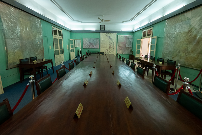 こちらは地上の建物内。名札にはベトナム戦争やその後の同国を主導した著名な人物の名前が書かれている