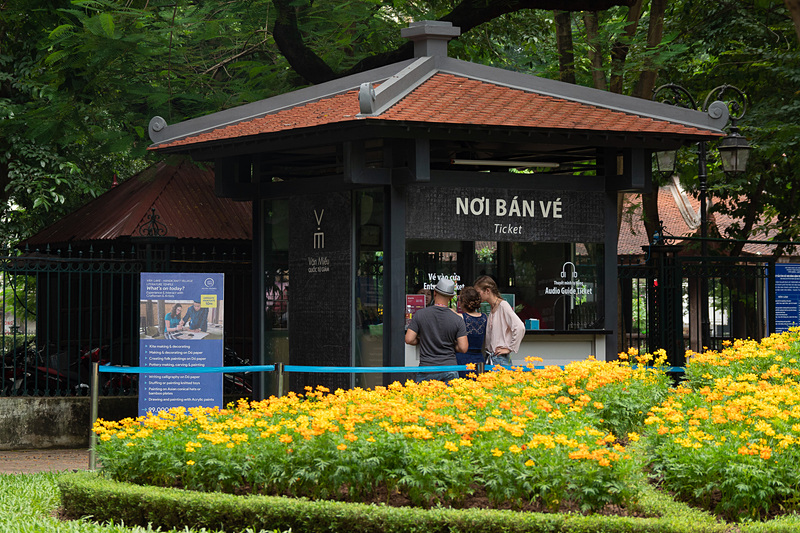 文廟のチケットセンター。日本語を含む音声ガイド機の貸し出しも行なっていた