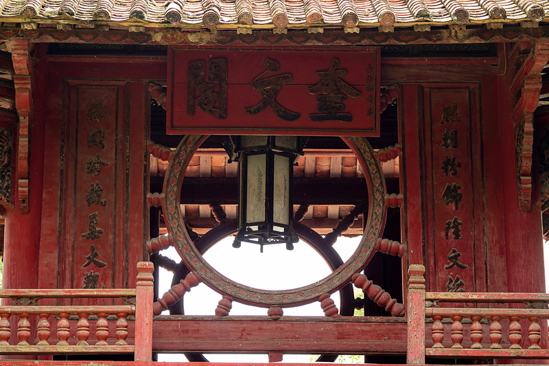 「奎文閣」の先、大きな池のあるエリアが文廟の重要なチェックポイント。その風景は10万ドン札にも描かれている