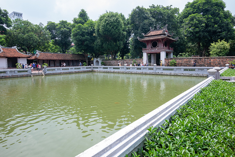 「奎文閣」の先、大きな池のあるエリアが文廟の重要なチェックポイント。その風景は10万ドン札にも描かれている