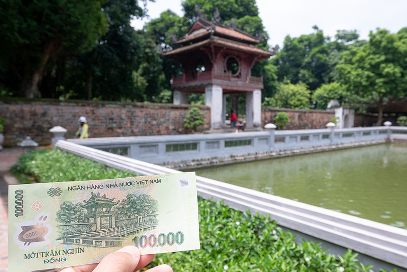 「奎文閣」の先、大きな池のあるエリアが文廟の重要なチェックポイント。その風景は10万ドン札にも描かれている