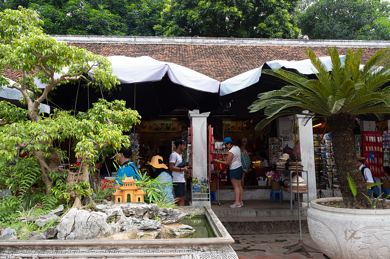 ベトナム最初の大学である「国子監」跡などもある文廟はかなり広い。当時の衣服なども見どころ。じっくり時間をかけて見学したい