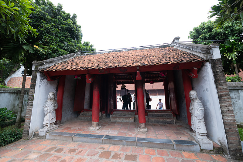 ベトナム最初の大学である「国子監」跡などもある文廟はかなり広い。当時の衣服なども見どころ。じっくり時間をかけて見学したい