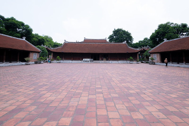 ベトナム最初の大学である「国子監」跡などもある文廟はかなり広い。当時の衣服なども見どころ。じっくり時間をかけて見学したい