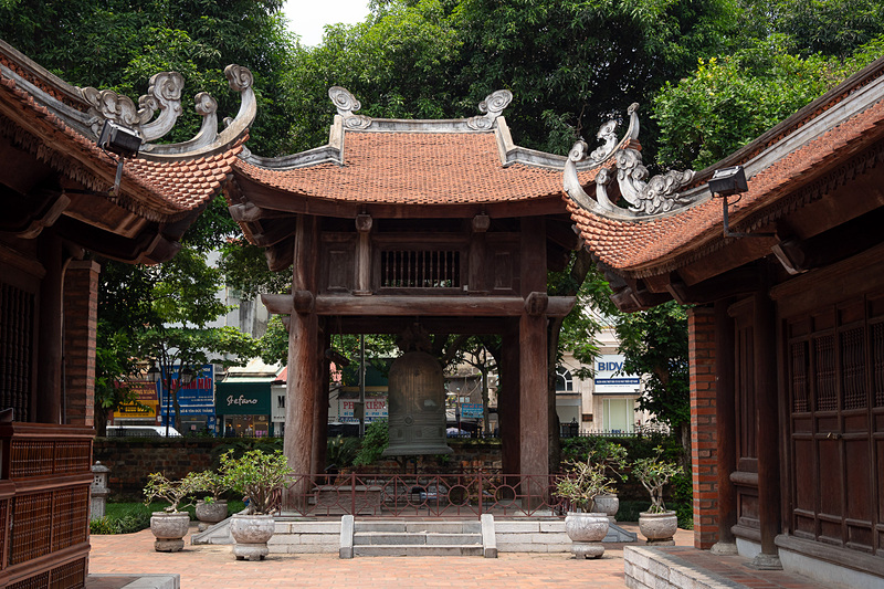 ベトナム最初の大学である「国子監」跡などもある文廟はかなり広い。当時の衣服なども見どころ。じっくり時間をかけて見学したい