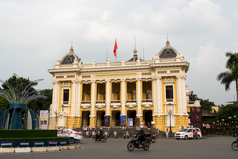 オペラハウス。隣に建つヒルトンとも不思議な一体感を生んでいるように思う