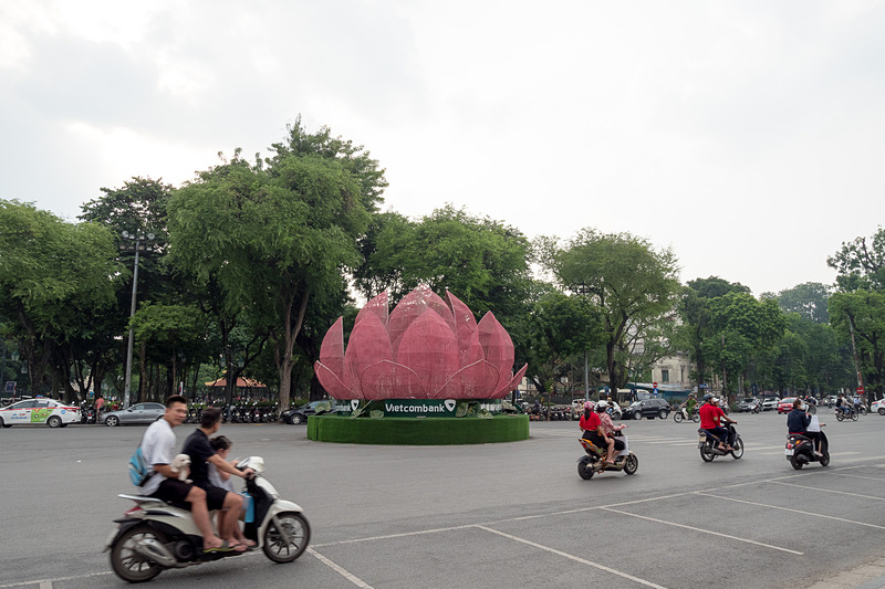ホアンキエム湖の南側はさまざまな風景をまとめて楽しめるので散策することをお勧めしたい