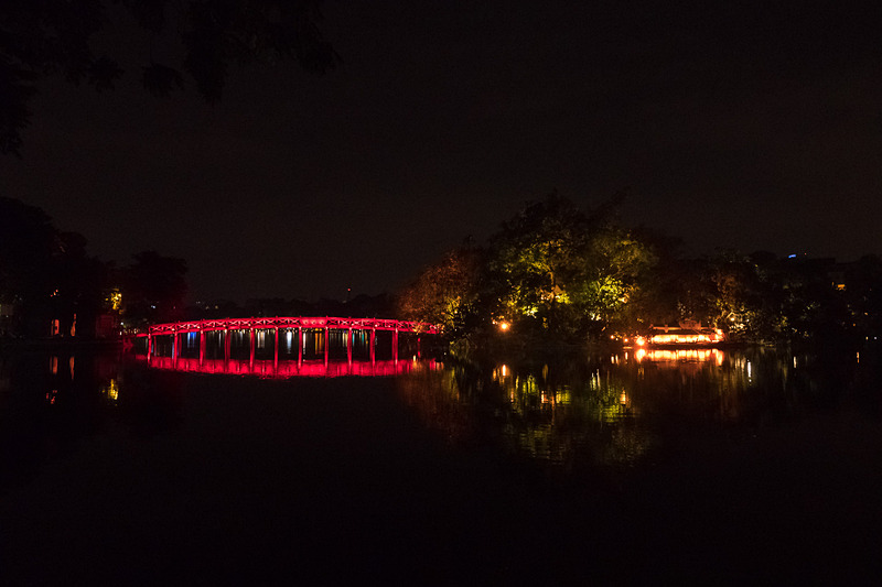 夜のホアンキエム湖の風景も美しく必見