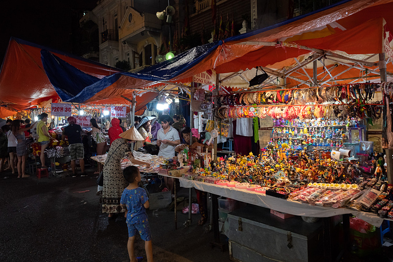 週末に開かれるナイトマーケット