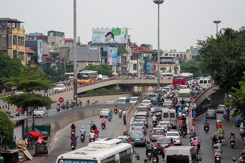 ロンビエン橋へと向かう道すがらの風景も楽しめる。これはロンビエン橋の隣に架かる、自動車も通行可能なチュオンズオン橋へと向かう車列