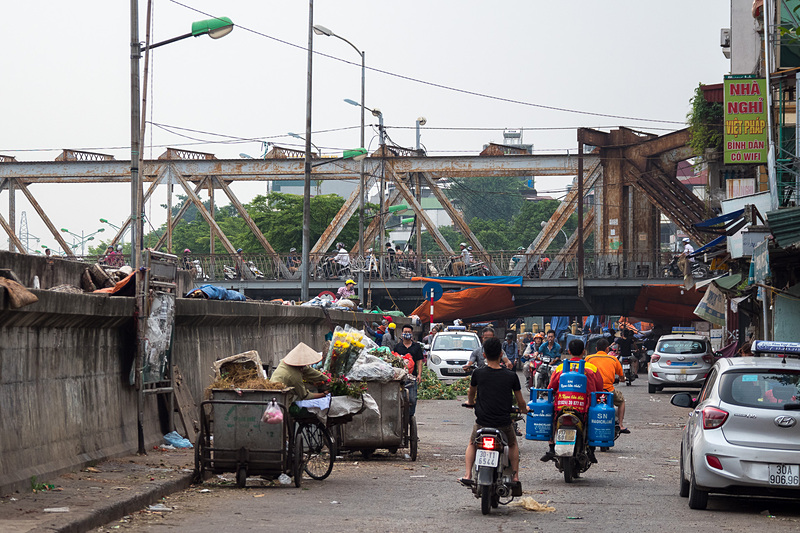 ロンビエン橋をくぐる通り