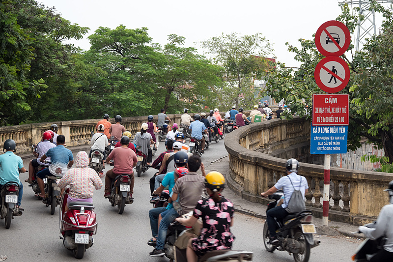 ロンビエン橋へと向かうバイク