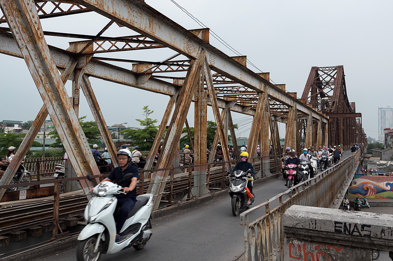 駅の前には対岸から渡ってくるバイクの出口があり、ロンビエン橋を間近で見られる