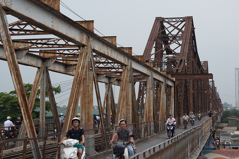 駅の前には対岸から渡ってくるバイクの出口があり、ロンビエン橋を間近で見られる
