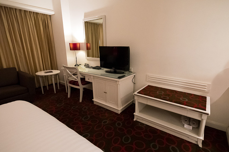 ワーキングデスクなど。引き出しのなかにユニバーサルタイムのコンセントを持つ電源タップが用意されているほか、ベッドサイドにもコンセントを装備