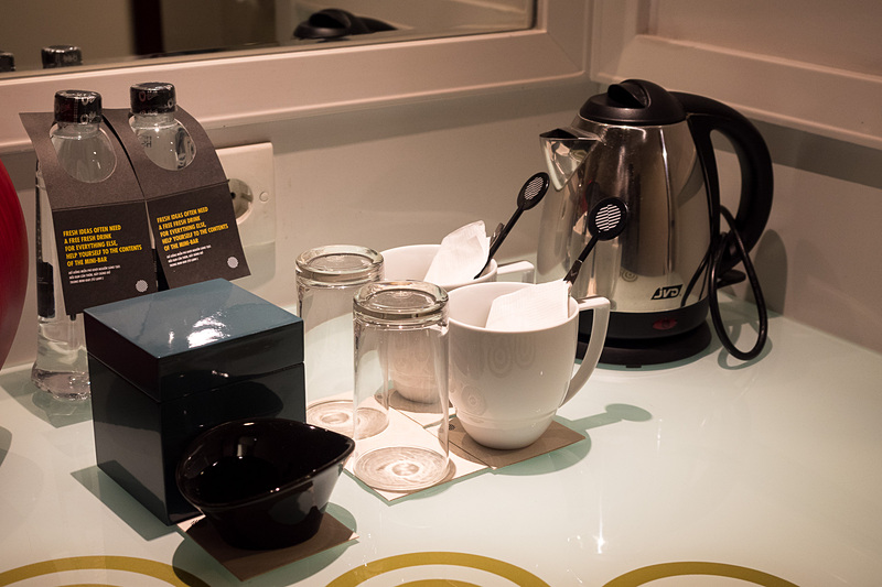 ペットボトルの水は4本無料。湯沸かし器とともに無料のコーヒーなどを用意している