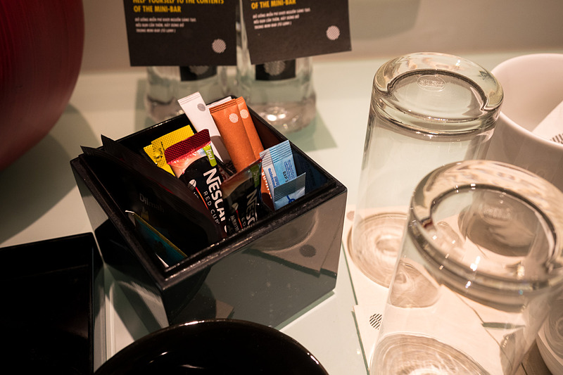 ペットボトルの水は4本無料。湯沸かし器とともに無料のコーヒーなどを用意している