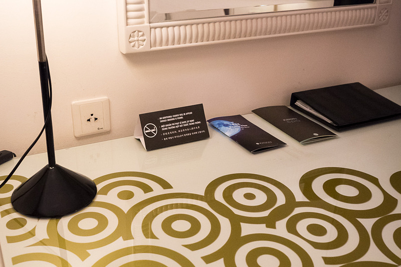 ワーキングデスクなど。引き出しのなかにユニバーサルタイムのコンセントを持つ電源タップが用意されているほか、ベッドサイドにもコンセントを装備