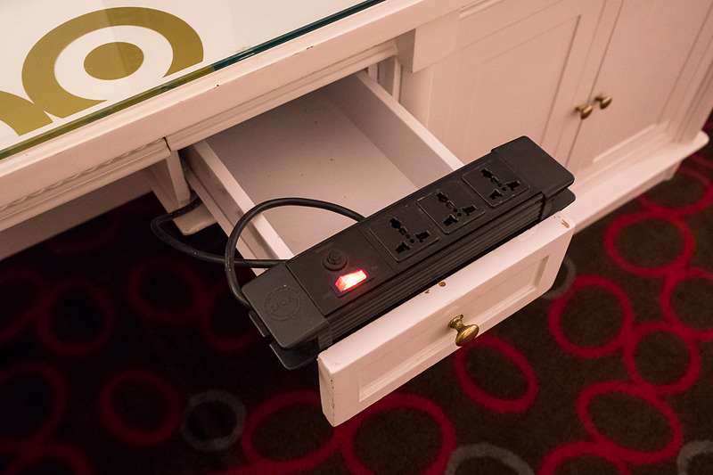 ワーキングデスクなど。引き出しのなかにユニバーサルタイムのコンセントを持つ電源タップが用意されているほか、ベッドサイドにもコンセントを装備