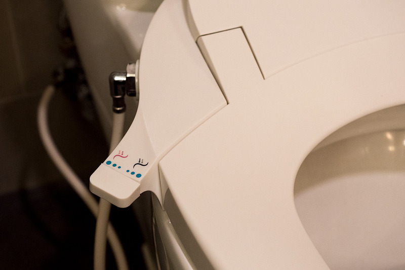 温水洗浄便座機能付きのトイレ