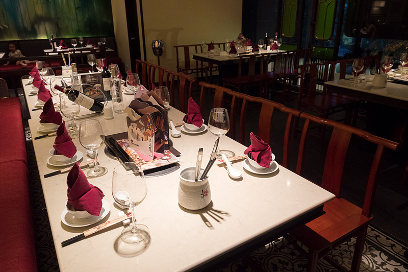 ハノイ市内に数店舗を構える「Ashima」。きのこ鍋で有名なお店で、和風な雰囲気もあるが、出てくる料理はベトナムらしさを感じられるもの。写真のきのこ鍋は35万ドン（約1600円）