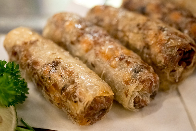 ハノイ市内に数店舗を構える「Ashima」。きのこ鍋で有名なお店で、和風な雰囲気もあるが、出てくる料理はベトナムらしさを感じられるもの。写真のきのこ鍋は35万ドン（約1600円）