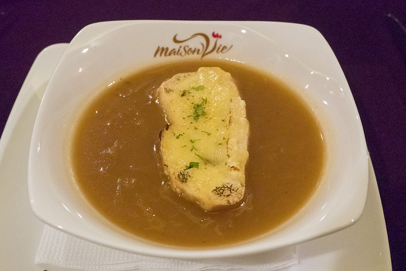 フレンチレストランの「MaisonVie」。本格的なフランス料理を楽しめる。ワインとともにゆっくりとディナーをいただくとよいだろう