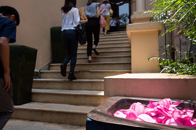 「Wildlotus Restaurant」は西洋風の店内だが、多国籍料理のお店。「スパイス・ルート・ジャーニー」というランチのコースをいただいたところ、東南アジアから中華まで、いろいろな風を感じる料理が登場した