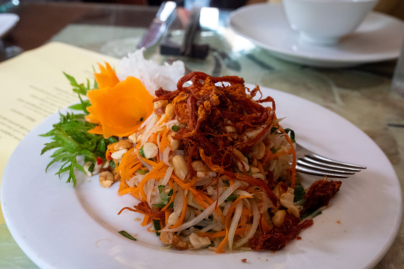 「Wildlotus Restaurant」は西洋風の店内だが、多国籍料理のお店。「スパイス・ルート・ジャーニー」というランチのコースをいただいたところ、東南アジアから中華まで、いろいろな風を感じる料理が登場した