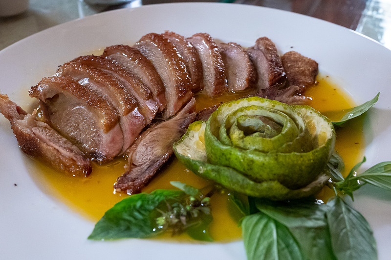 「Wildlotus Restaurant」は西洋風の店内だが、多国籍料理のお店。「スパイス・ルート・ジャーニー」というランチのコースをいただいたところ、東南アジアから中華まで、いろいろな風を感じる料理が登場した