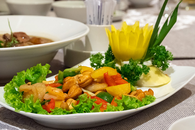 オリエンタル料理の「Luc Thuy」の料理は見た目も味付けも中華風。旧市街地の近くにあり、人気のお店だという