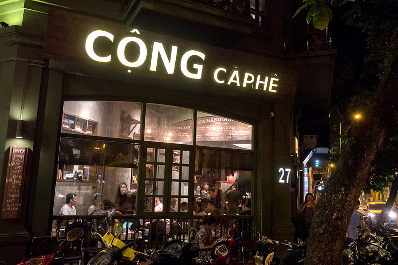 社会主義らしいファッションや装飾で人気の「CONG Cafe」。訪れたのは先述した「聖ヨセフ大聖堂」の目の前にある店舗