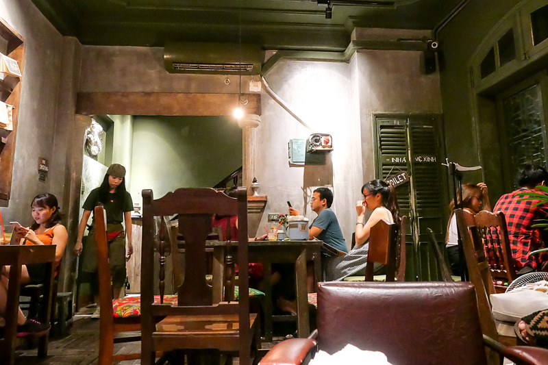 社会主義らしいファッションや装飾で人気の「CONG Cafe」。訪れたのは先述した「聖ヨセフ大聖堂」の目の前にある店舗