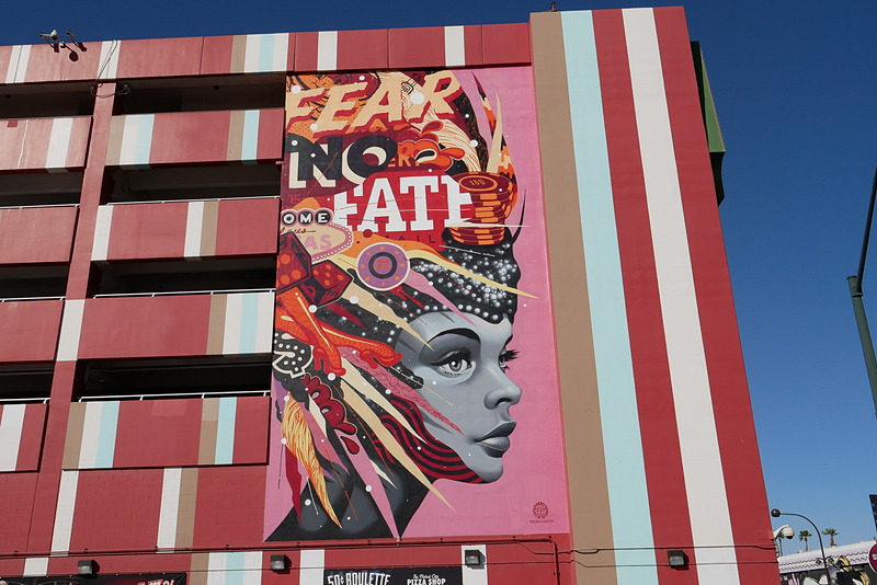 街角の建物に、さまざまなストリートアートが描かれています