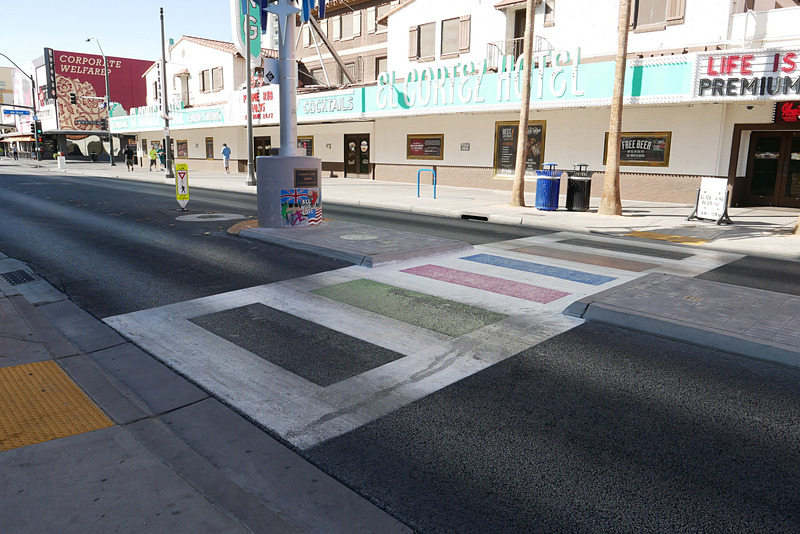 パロディものも結構見られます。こちらはイギリス・ロンドンのアビーロードのパロディのようです