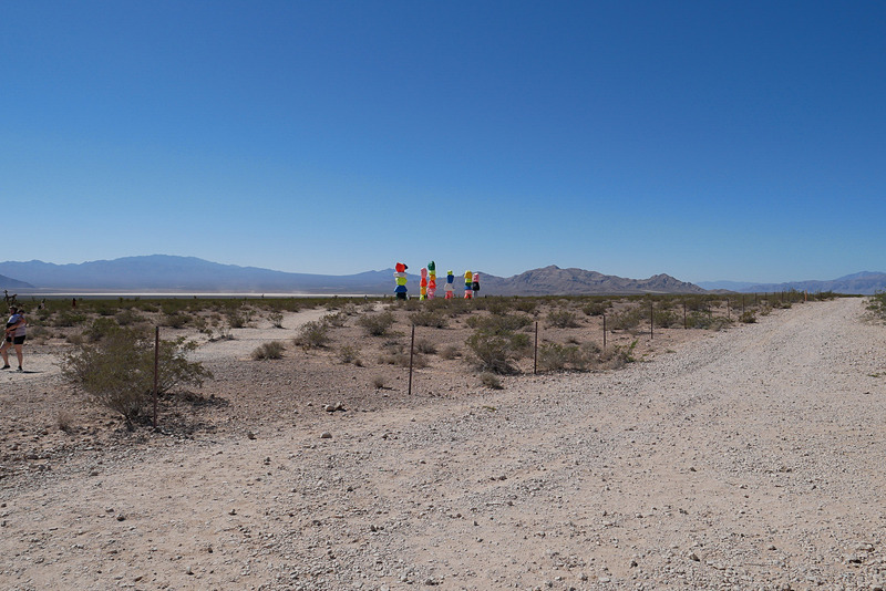 周りを見渡してもほとんど建造物が見当たらない砂漠の真ん中に突如現われるアート作品、それが「Seven Magic Mountains」です