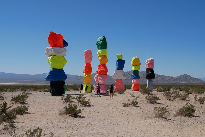 蛍光色の赤や青、黄色など、非常に鮮やかな色でペイントされた岩の塔は、存在感抜群です