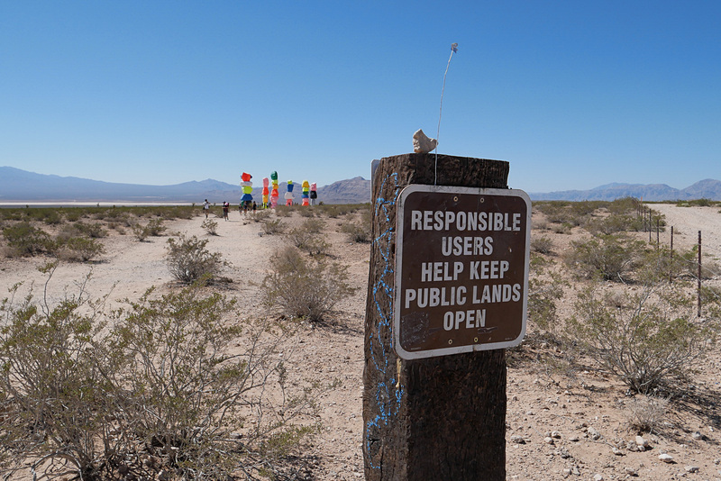 Seven Magic Mountainsは無料で楽しめます。ただし、トイレや売店などはありませんし、時期によってはかなりの高温と強烈な直射日光にさらされますので、トイレや飲み物などしっかりと準備して訪れることをお勧めします