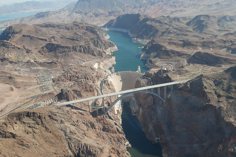 最初の見どころとなる、フーバーダム。上空からだとかなり小さく見えますが、高さ200m以上の巨大なダムで、ラスベガスの水瓶として欠かせない存在となっています