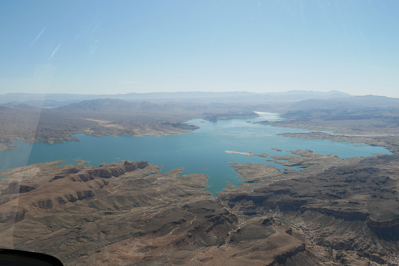 フーバーダムの奥には巨大なダム湖「ミード湖」が広がっています。ラスベガスの人たちがボートなどマリンスポーツを楽しむスポットにもなっているそうです