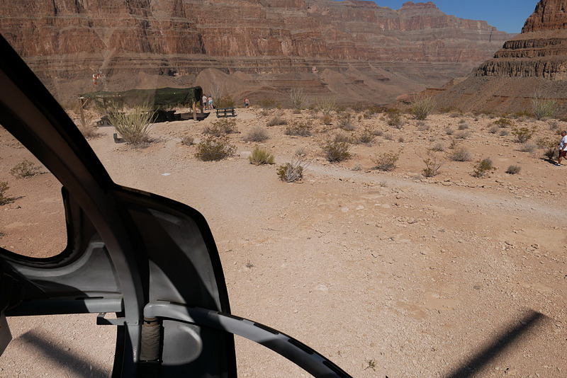 ヘリコプターは徐々に高度を下げて、グランドキャニオンの谷底へと着陸しました