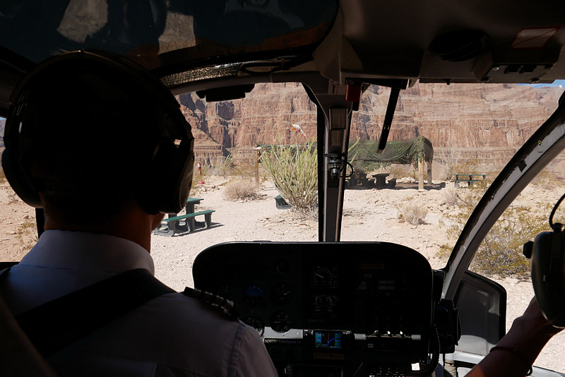 シャンパンブランチを楽しんだのち、またヘリコプターに乗り込んで帰路へつきました。ヘリコプターは揺れも少なく、とても快適な乗り心地で、大満足なツアーでした