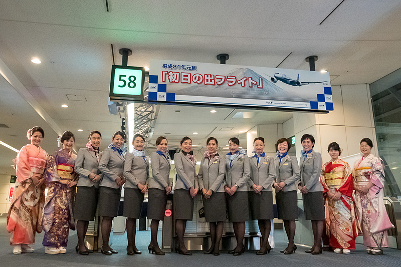 CA（客室乗務員）は10名。「OMOTENASHIの達人コンテスト」のファイナリストを中心に構成したメンバー