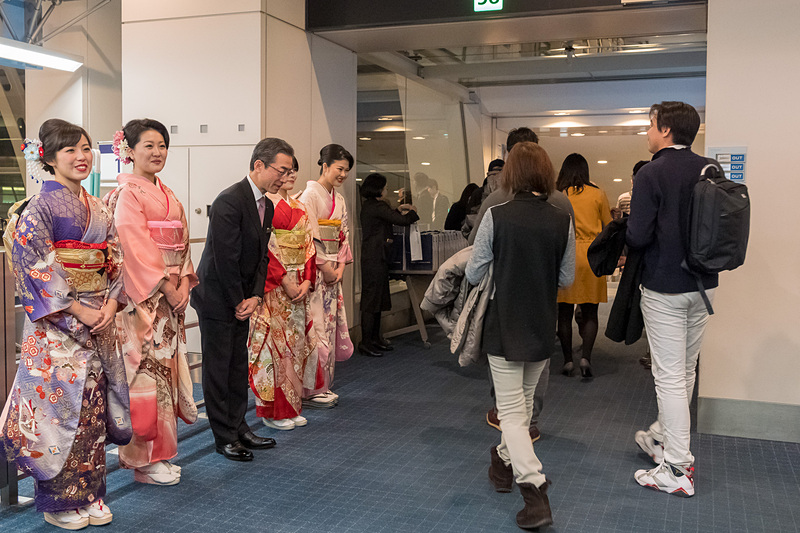 平子社長と振り袖姿の地上旅客スタッフによるお出迎え。搭乗客にお土産も渡された