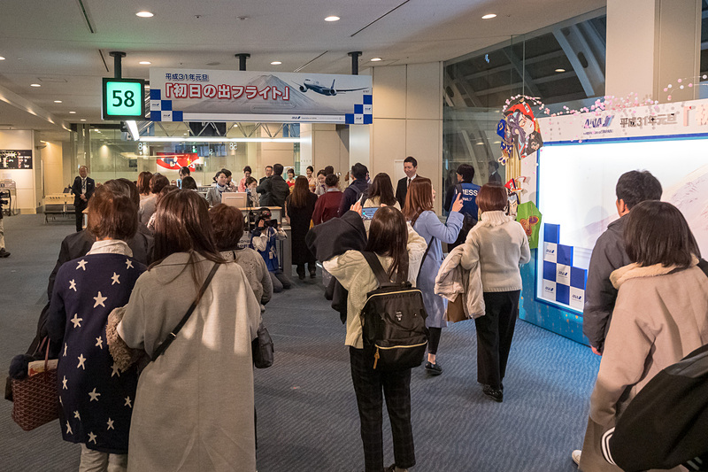 平子社長と振り袖姿の地上旅客スタッフによるお出迎え。搭乗客にお土産も渡された