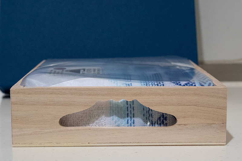 富士山染めのタオル。木箱の持ち手も富士山の形