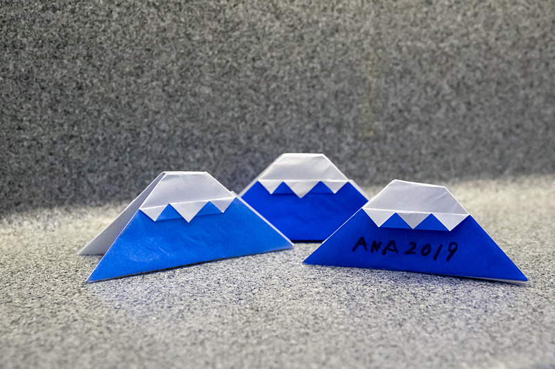 ギャレー（写真左と同中央）やラバトリー（写真右）に、お正月を感じられる装飾